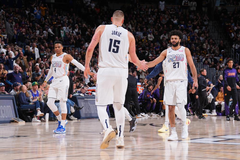 他仍然坚持 他仍然坚持